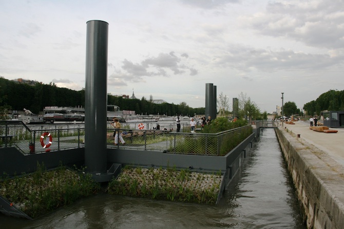 Les grands pieux en acier, qui permettent d'amarrer les structures des îles sur la Seine - © J.-F. Coffin